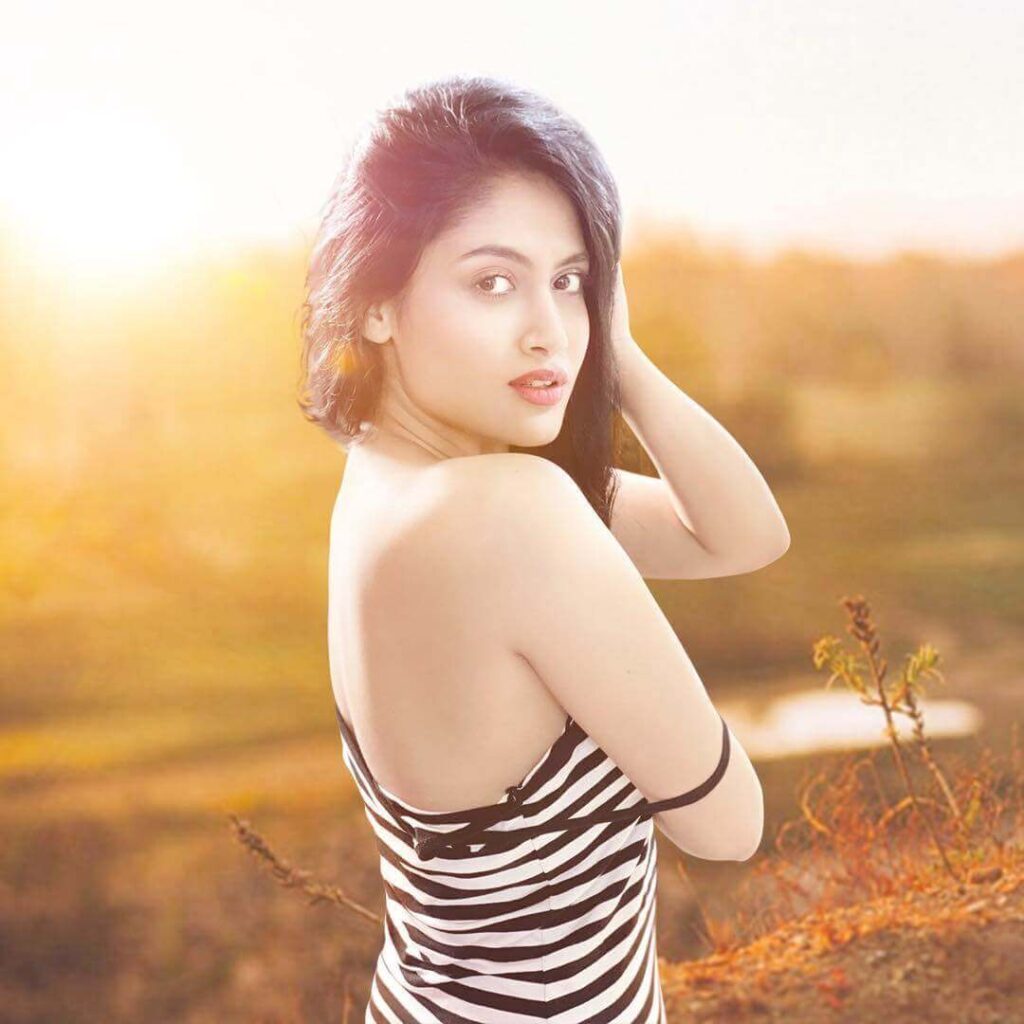 Actress Manvi Chugh sexy look Photos