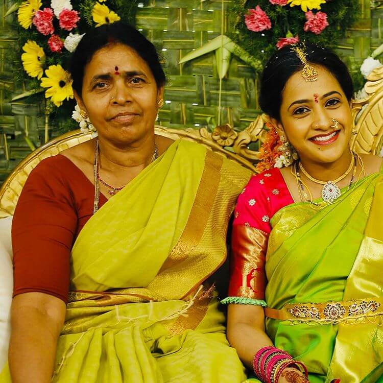 Lasya Manjunath with mother