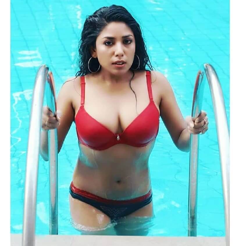 Actress Sharanya Jit Kaur sexy shot in swimming pool