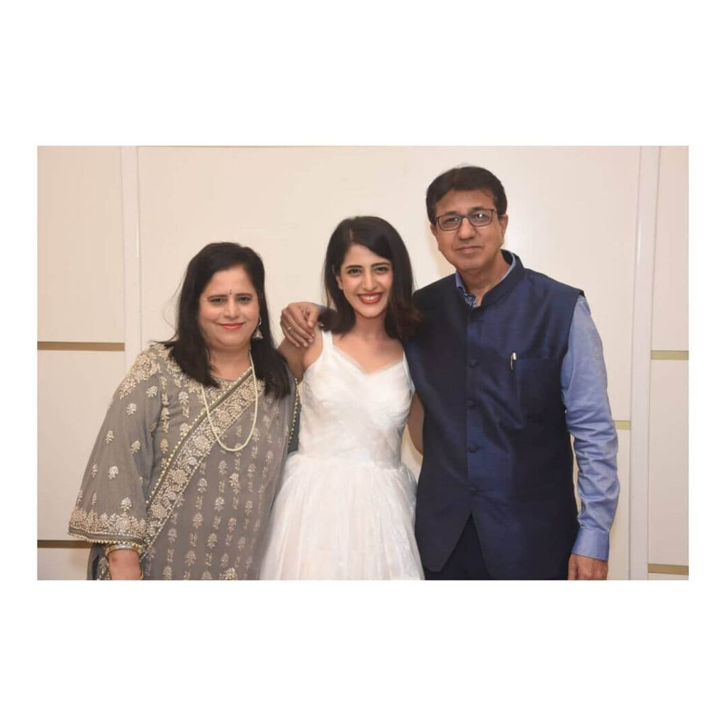 Simran Pareenja with parents