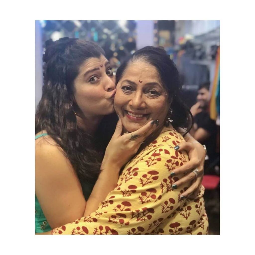 Tejaswini Pandit with mother