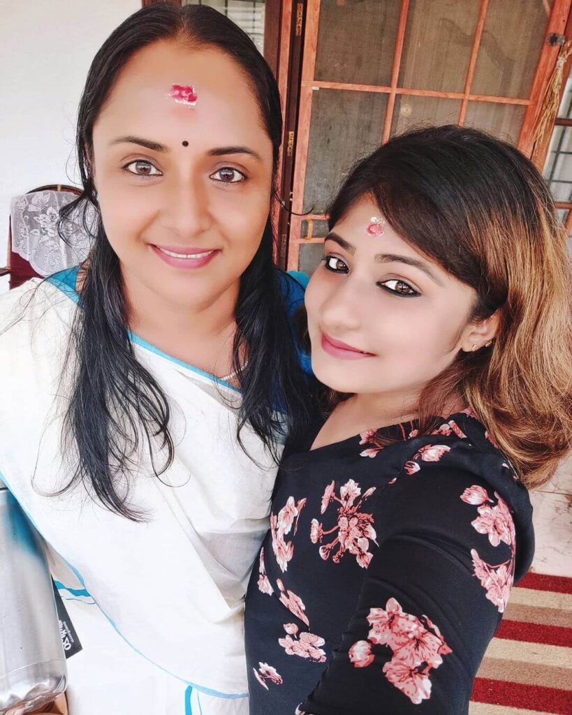 Nisha Sarang with daughter