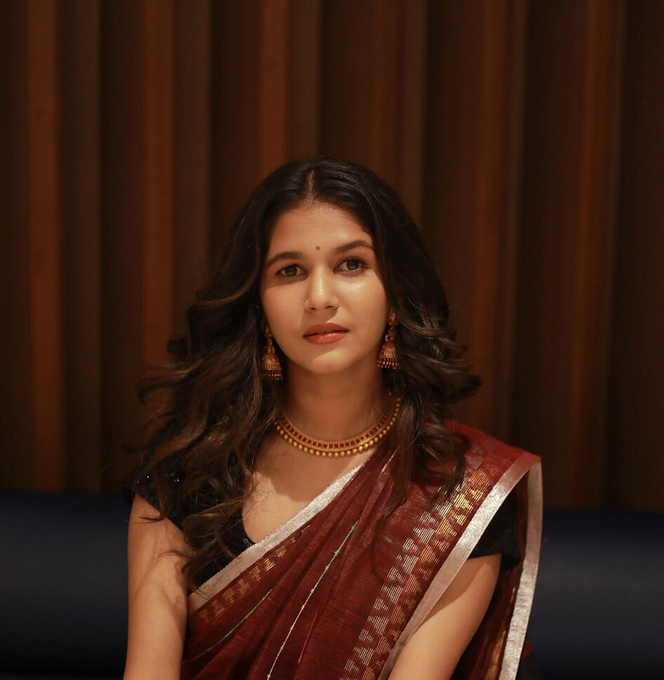 Actress Juhi Rustagi close up shot in saree