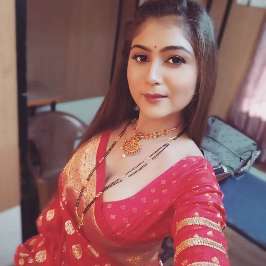 Actress Hiral Radadiya sexy close up in red saree