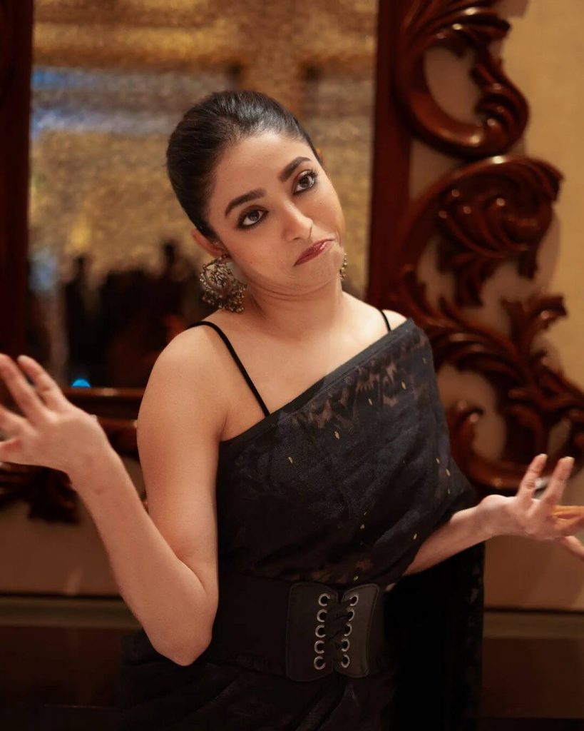 Actress Ishaa Saha in black saree and sleeveless blouse