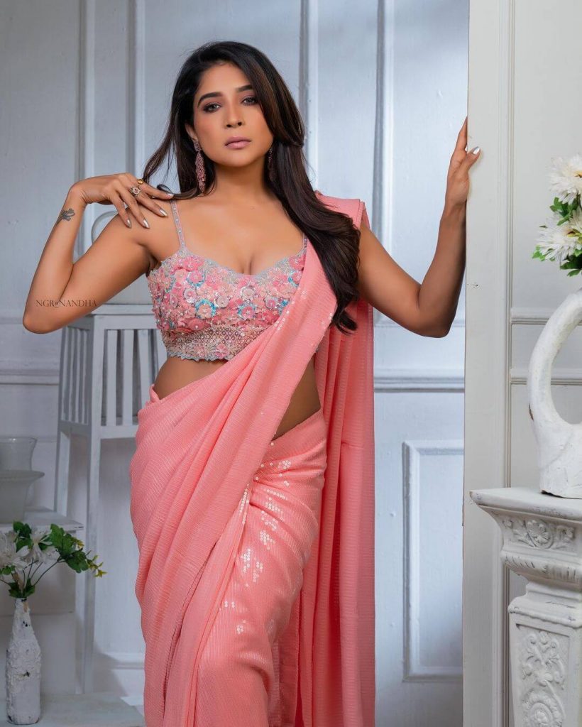 Actress Sakshi Agarwal sexy shot in saree and sleeveless blouse