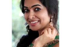 Divi-Vadthya-Bio-Age-Husband-Wiki-Height-Movies-Photos-5