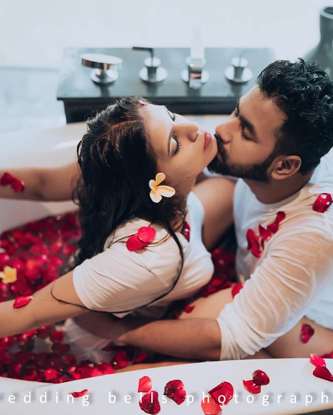 This pre-wedding bathtub photoshoot is setting the internet on fire