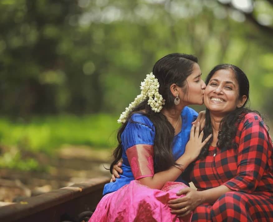 Anikha Surendran with mother