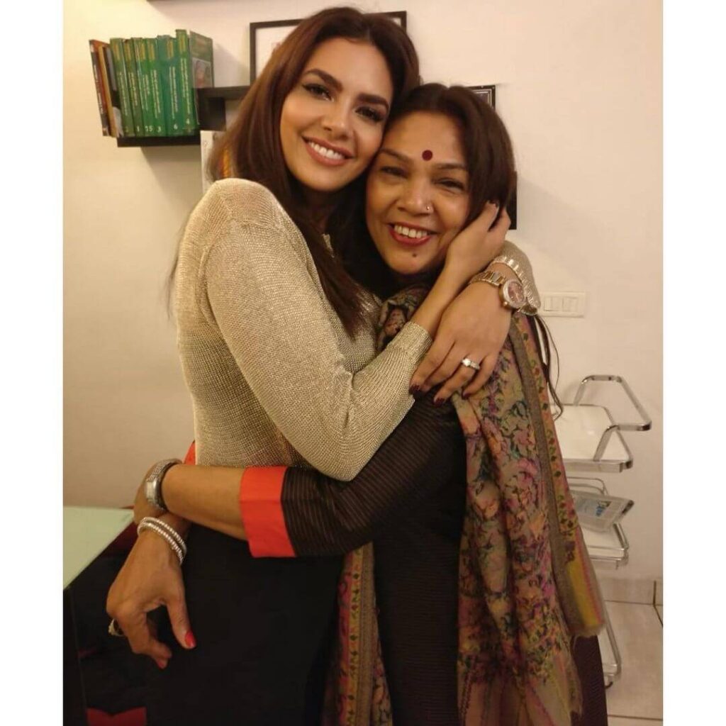 Esha Gupta with mother