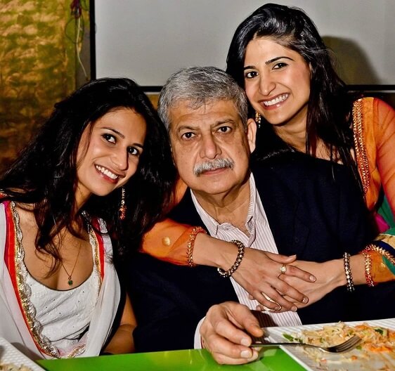 Aahana Kumra with father and sister