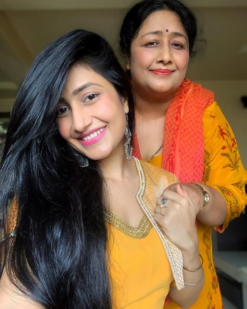 Dhanashree Verma with her mother