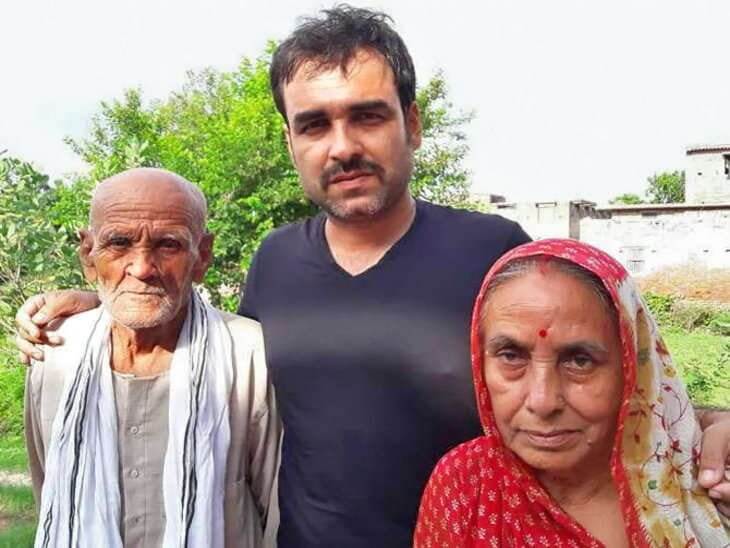Pankaj Tripathi with parents