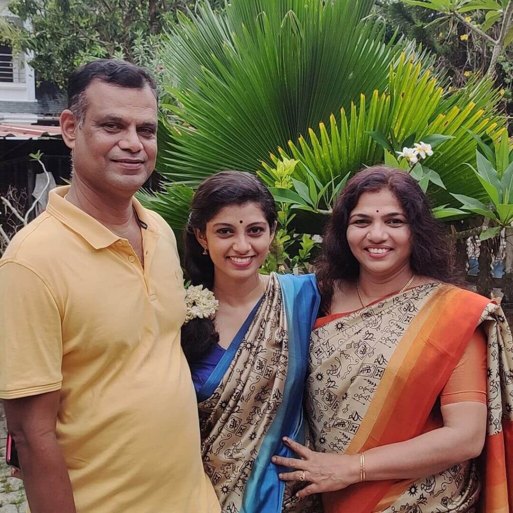 Shruthi Rajanikanth with parents