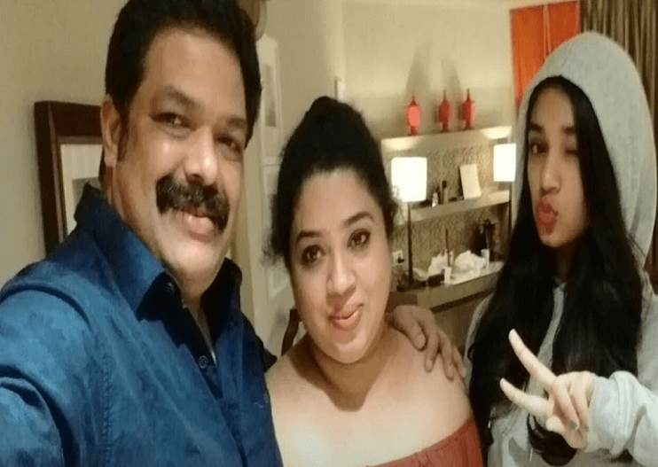 Krithi Shetty with parents