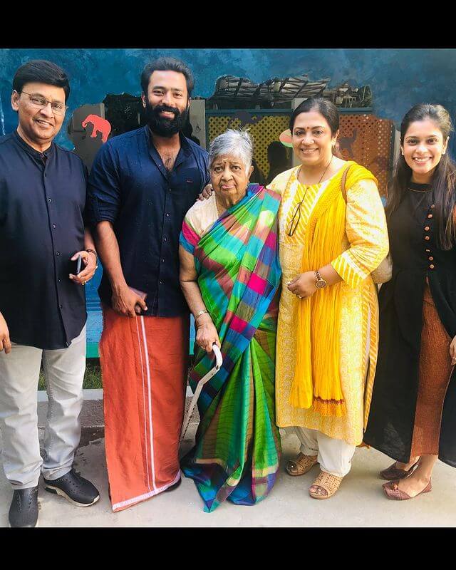 Shanthnu Bhagyaraj with family