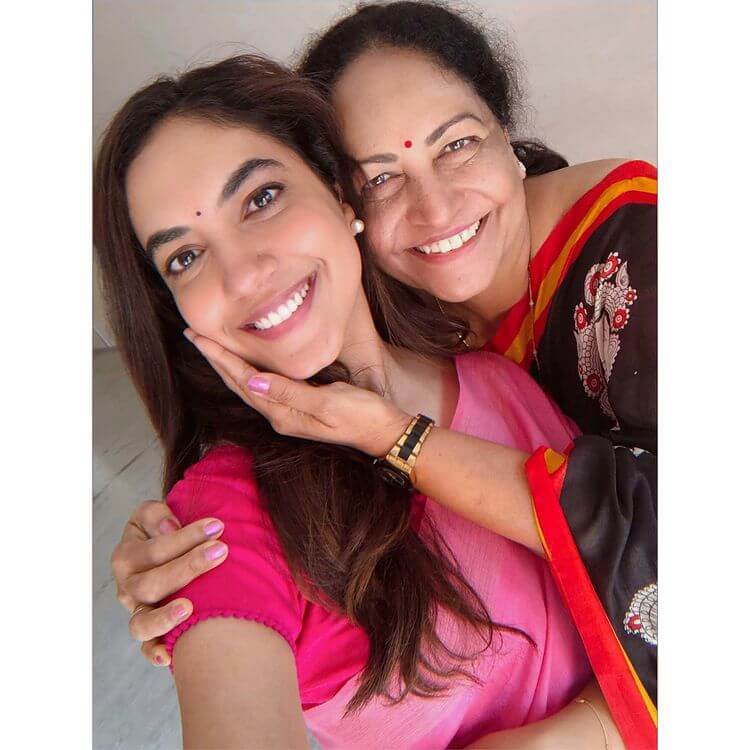 Ritu Varma with mother