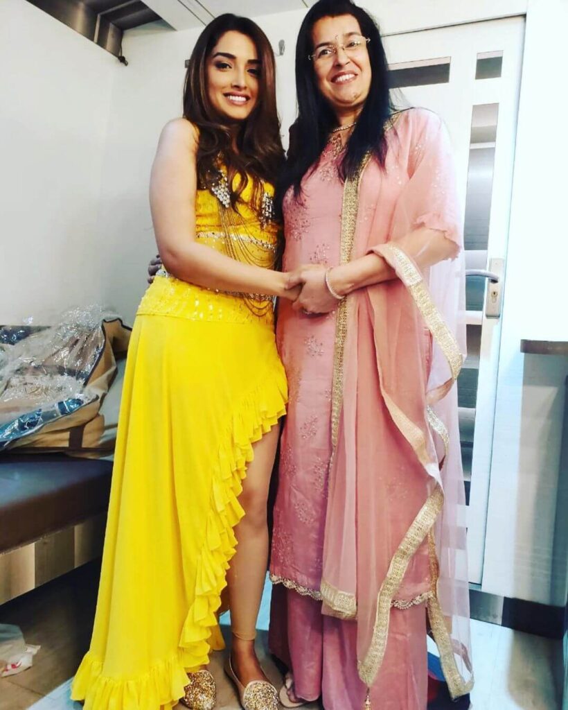Amrapali Dubey with mother