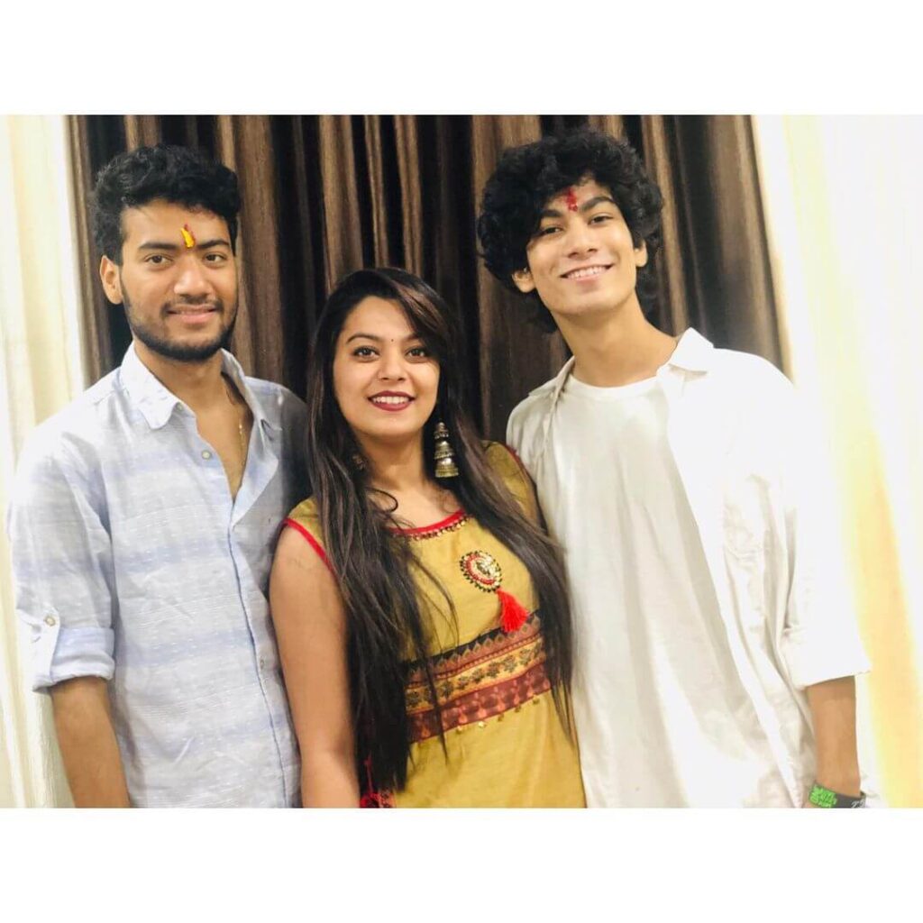 Nidhi Jha with brothers