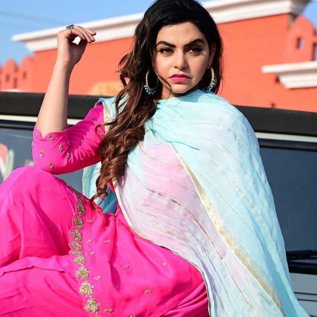 Nisha Bano in pink salwar