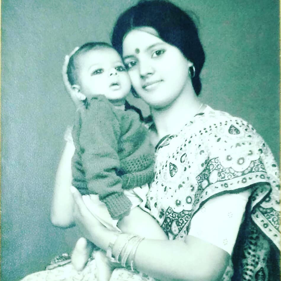 Smrity Sinha childhood photo with mother
