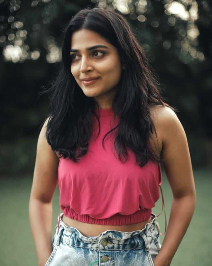 Anagha in pink top
