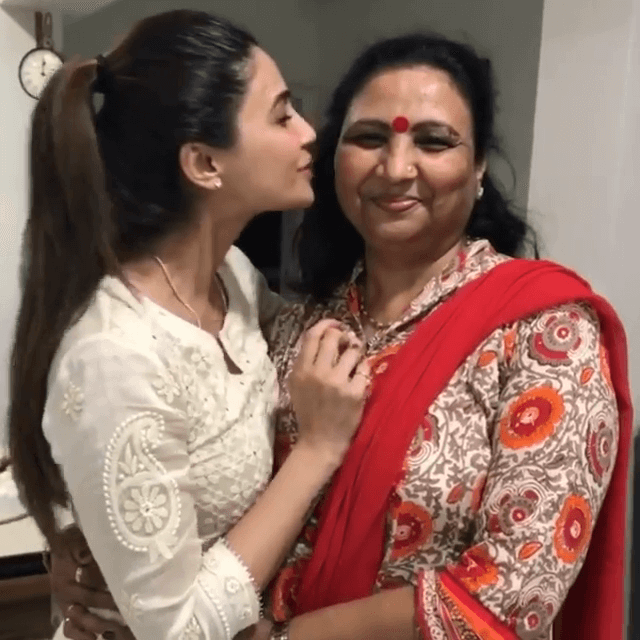 Daisy Shah with mother