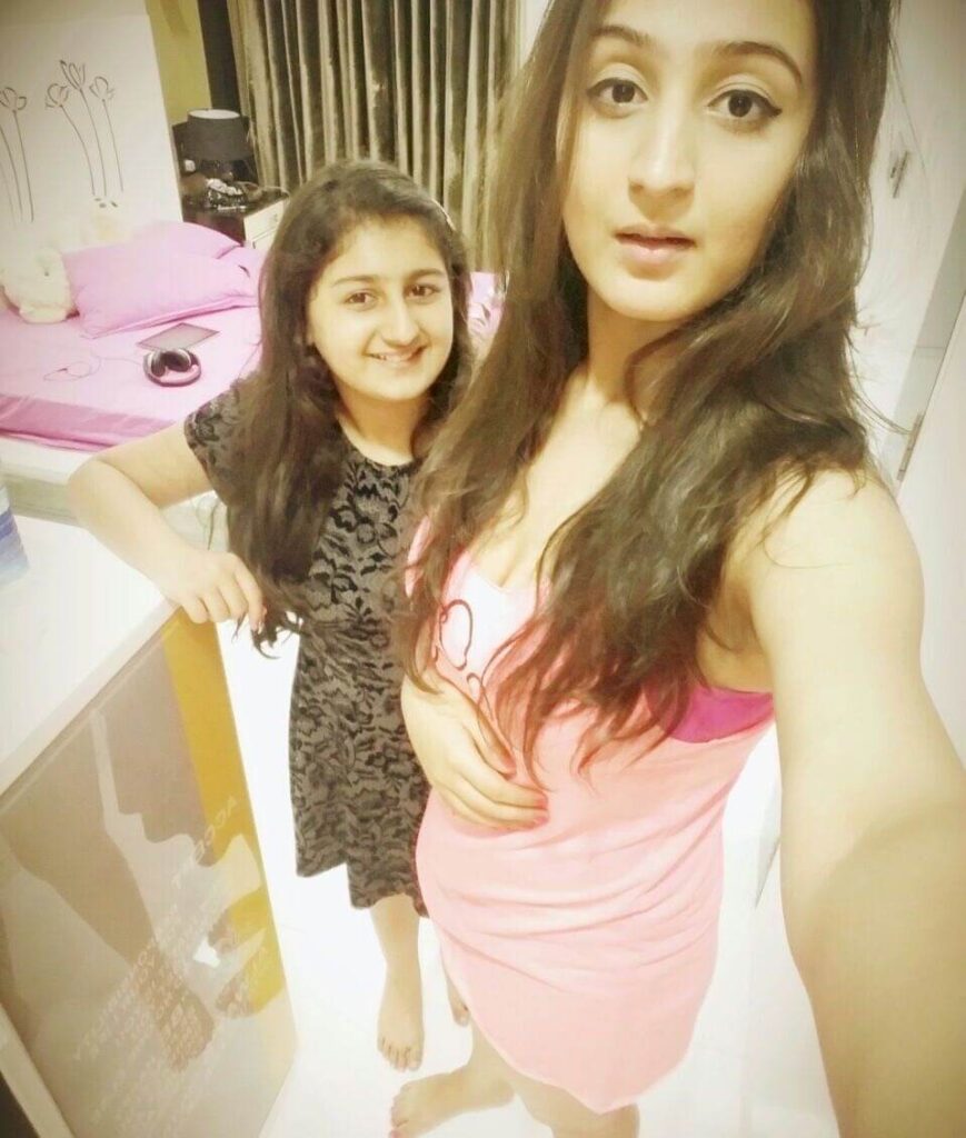 Dhvani Bhanushali with sister Diya