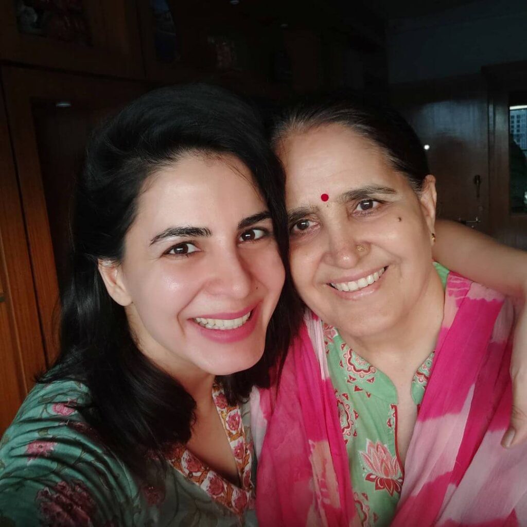 Kirti Kulhari with mother