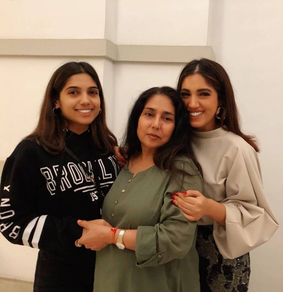 Samiksha Pednekar with mother and sister