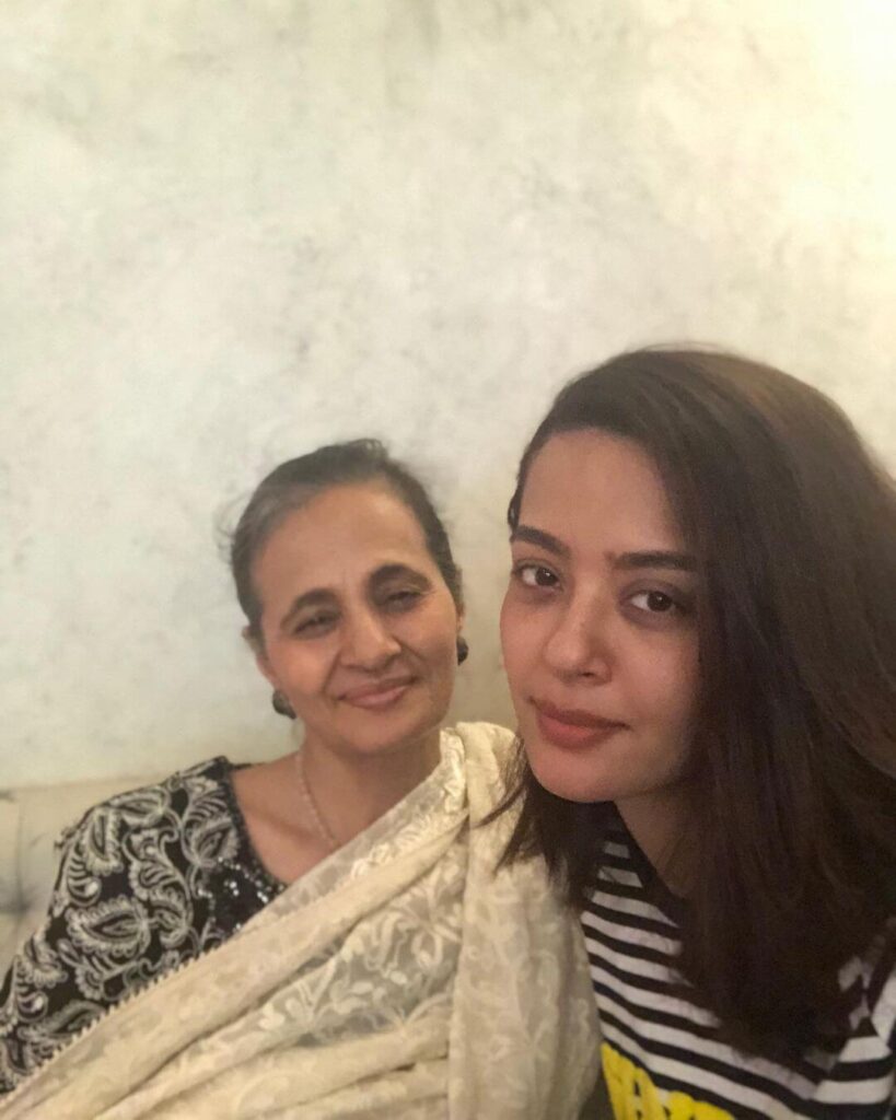 Surveen Chawla with mother