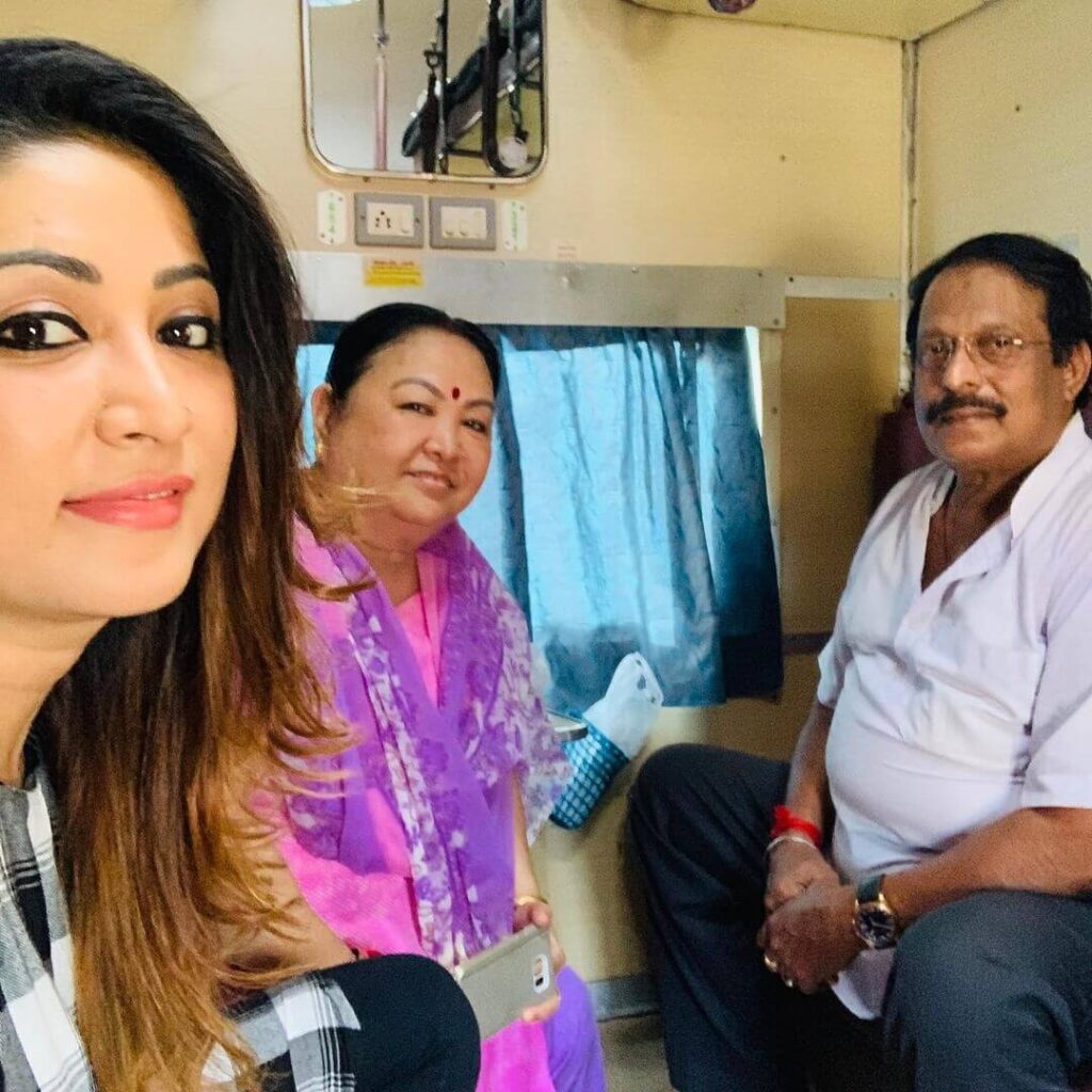 Archana Suseelan with parents