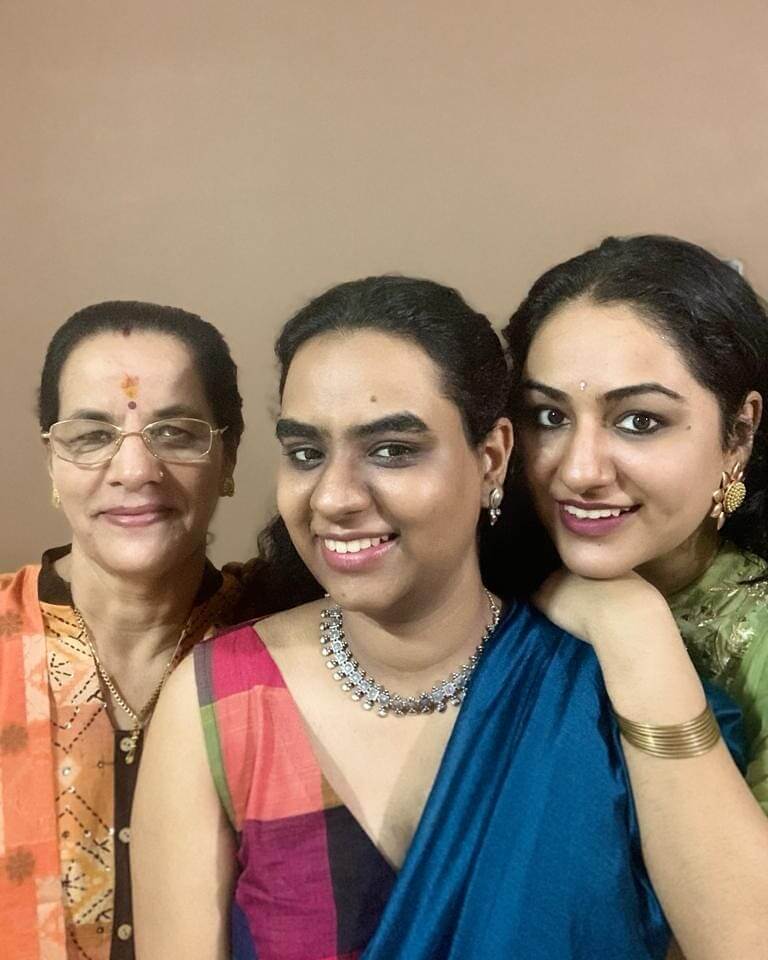 Khushboo Upadhyay with mother and sister
