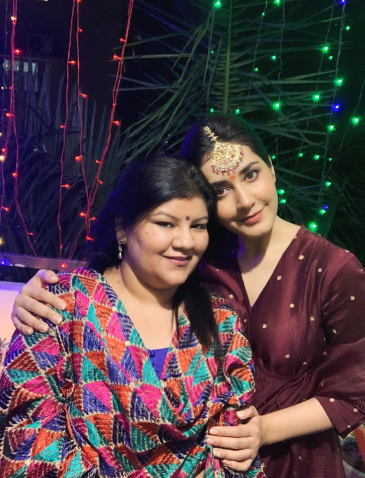 Raashi Khanna with mother