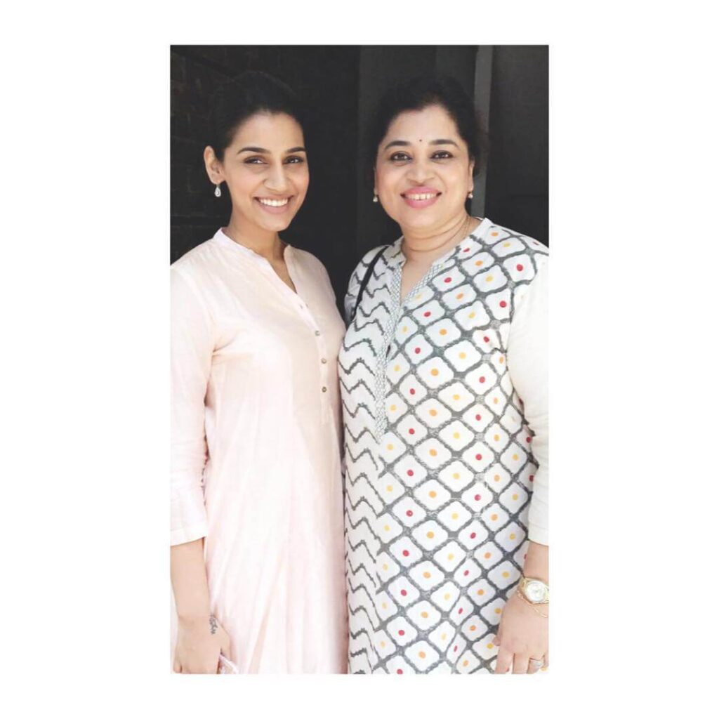 Sanjana Ganesan with mother