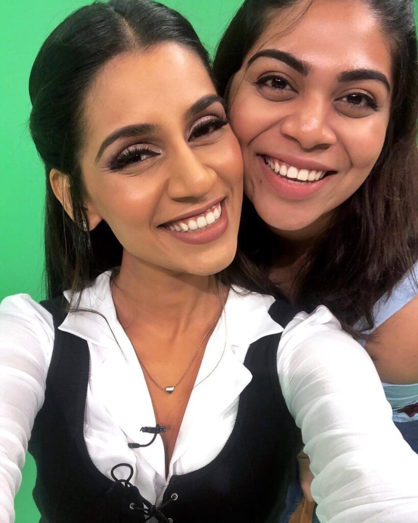 Sanjana Ganesan with sister
