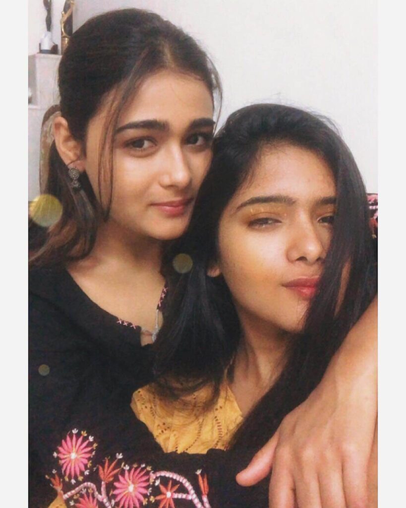 Shalini Pandey with sister