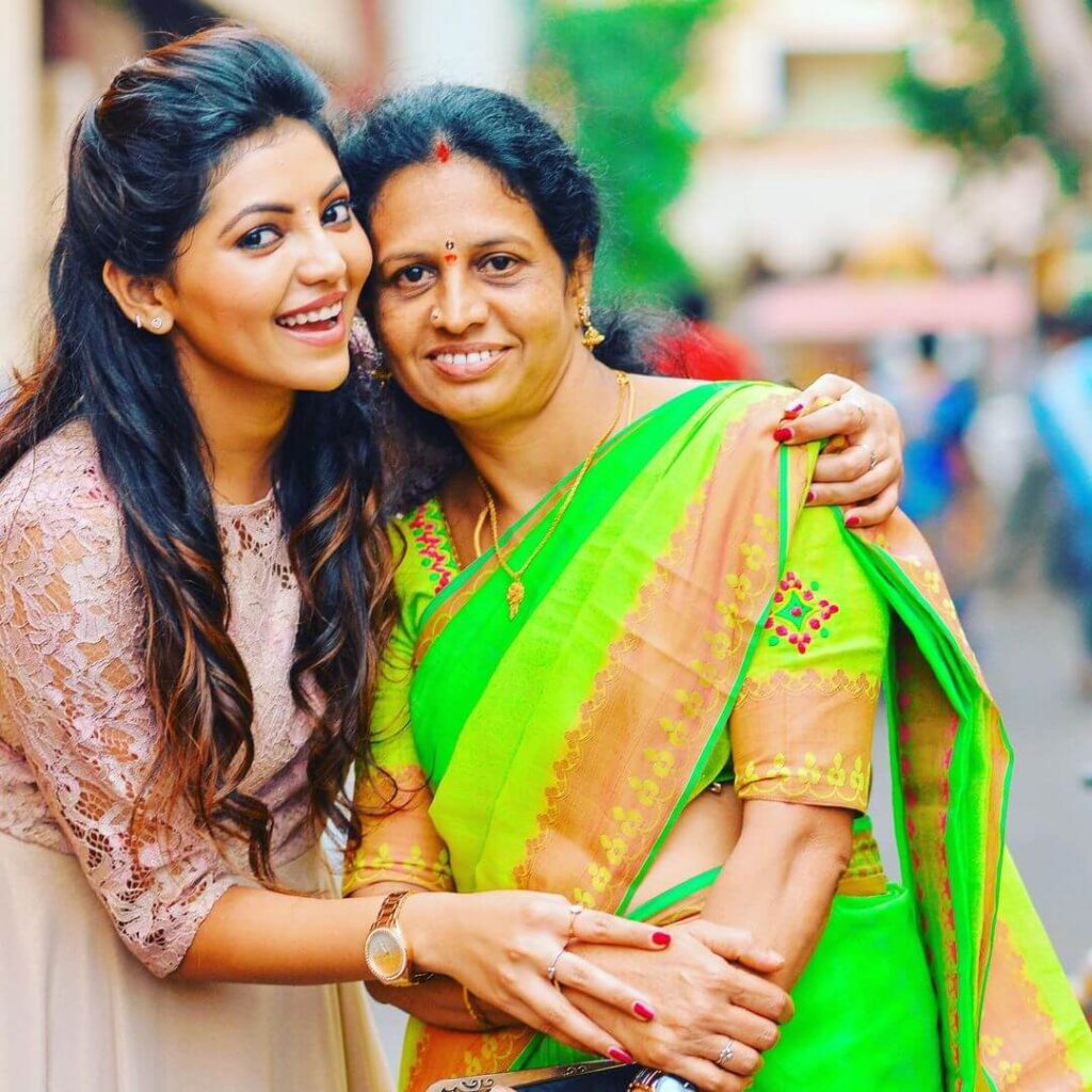 Athulya Ravi with mother