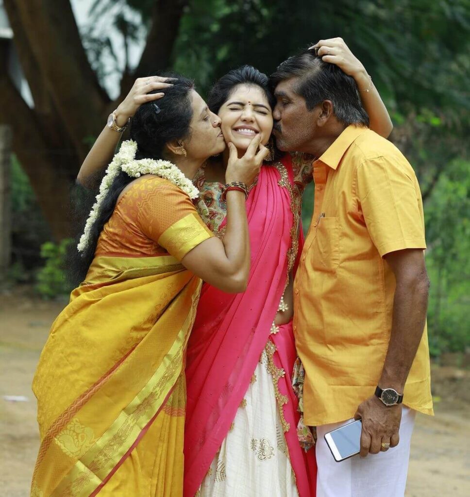 Athulya Ravi with parents