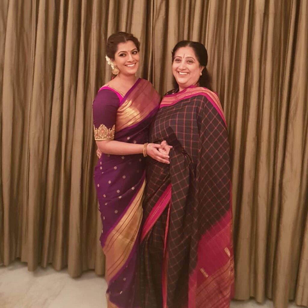 Varalaxmi Sarathkumar with mother