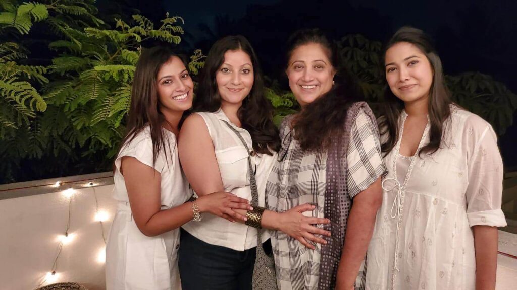 Varalaxmi Sarathkumar with sisters and mom