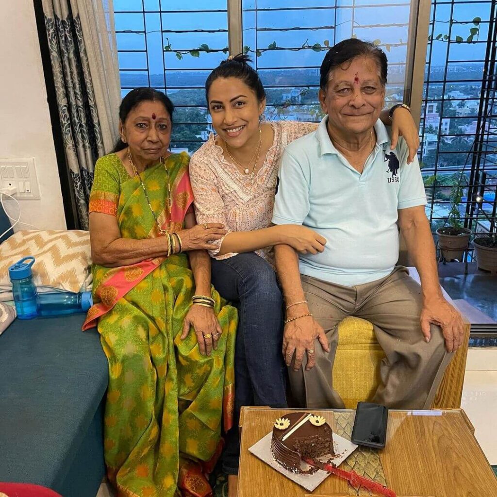 Kranti Redkar with parents