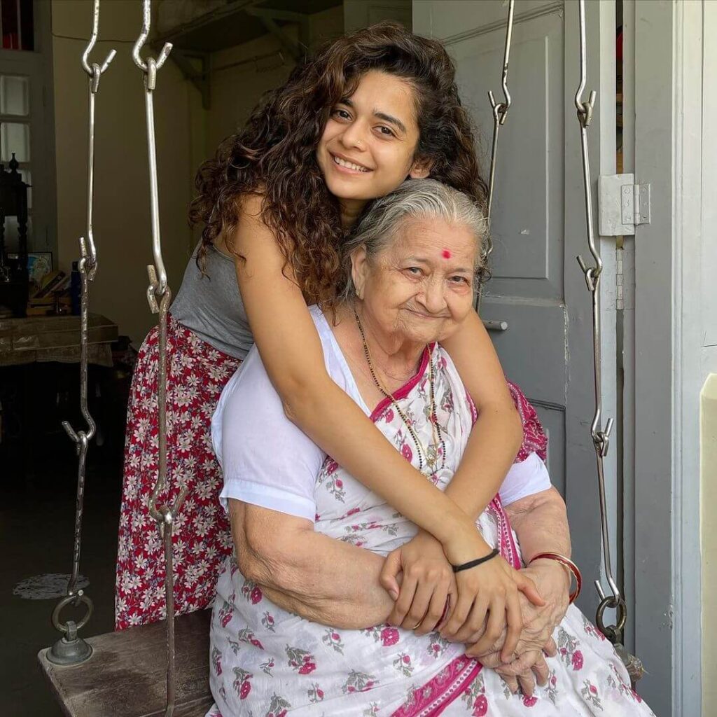 Mithila Palkar with mother