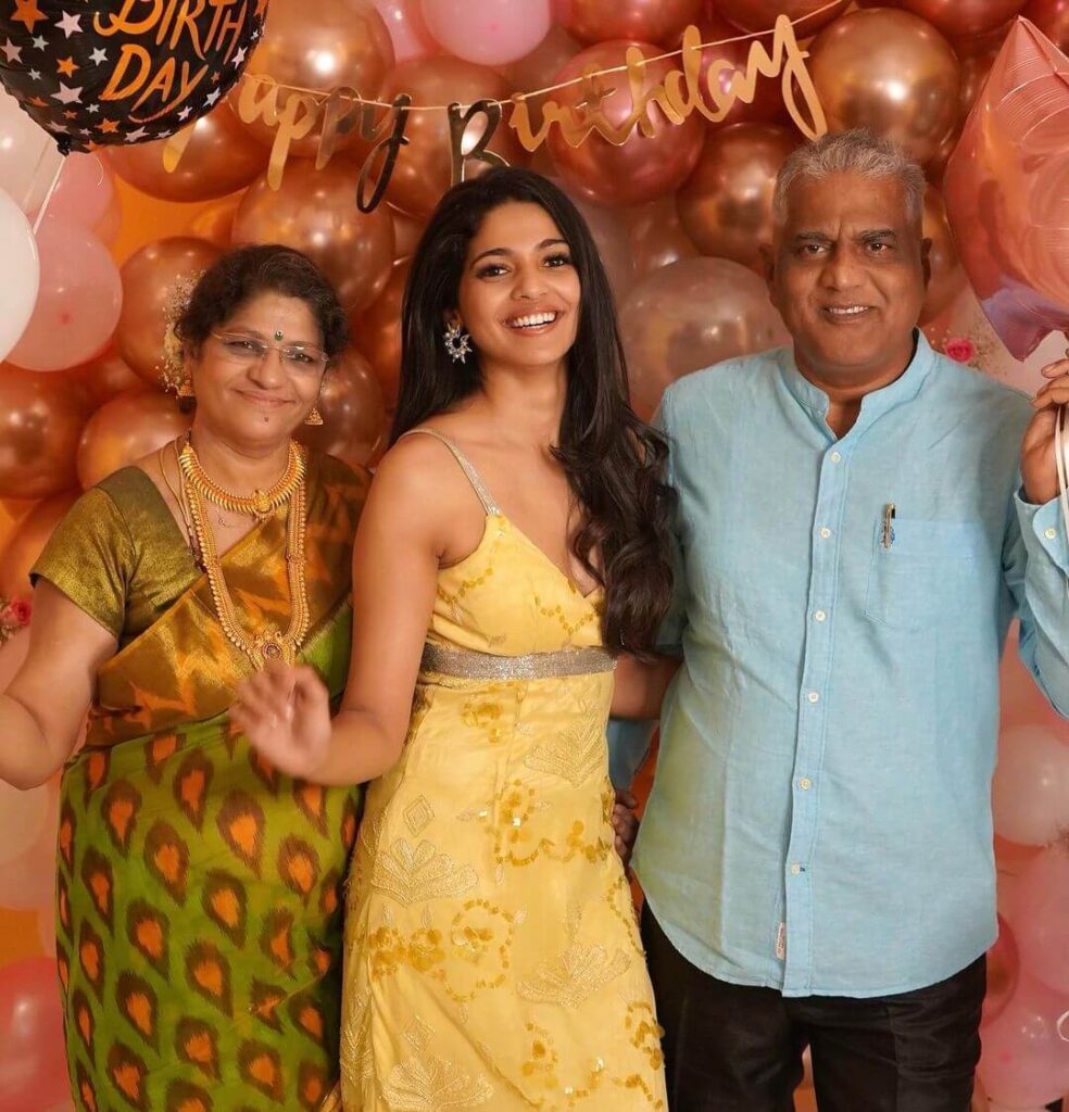 Pooja Sawant with parents