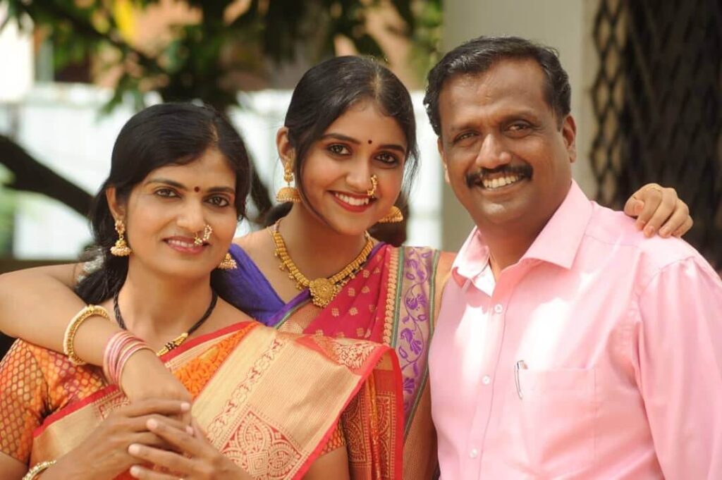 Rinku Rajguru with parents