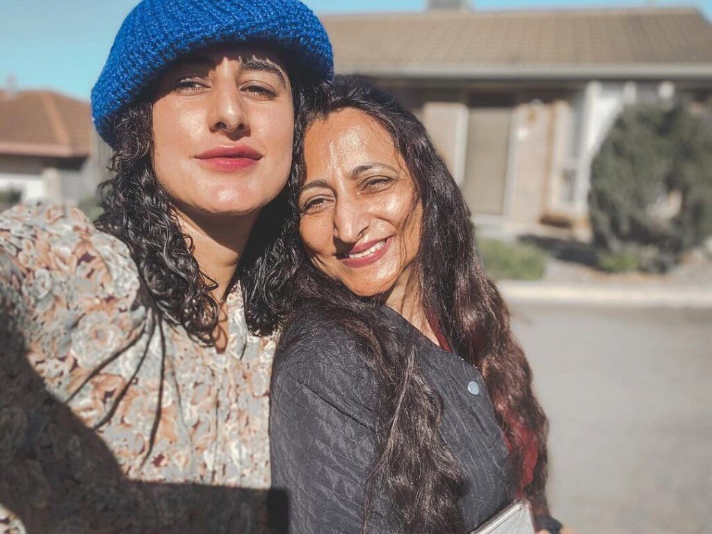 Saloni Chopra with mother