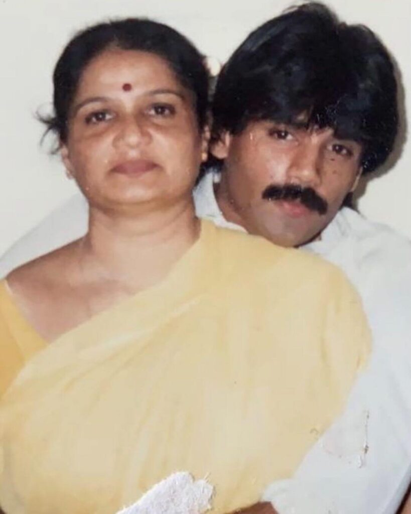 Suniel Shetty with mother