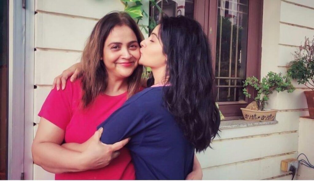Yukti Kapoor with mother