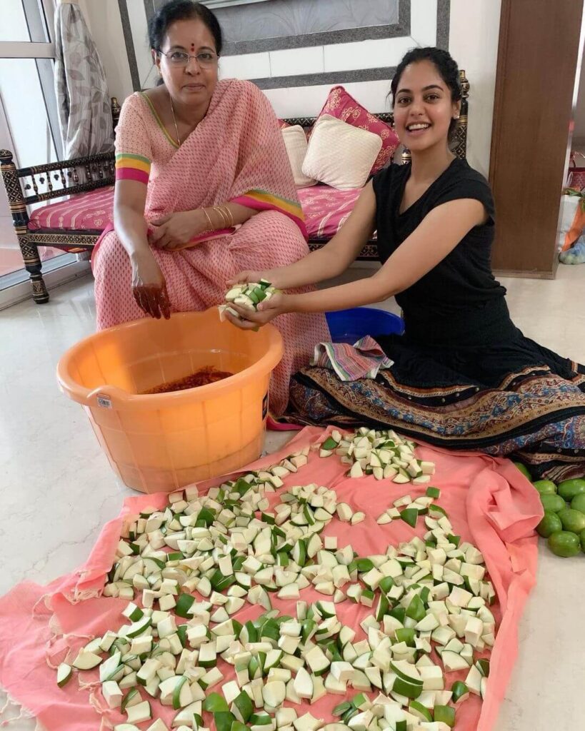 Bindu Madhavi with mother