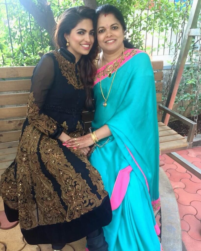 Parvathy Omanakuttan with mother